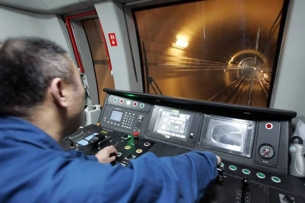 Operaio Della Metropolitana Cinese Guida Treno Della Metropolitana Olimpica Pechino — Foto Stock