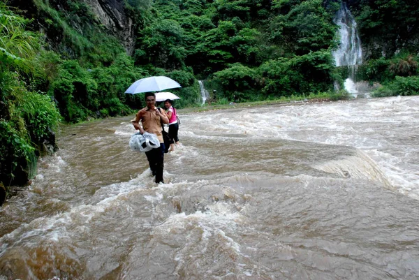 Chińczycy Chodzą Powodzie Względu Ciężki Deszcz Hrabstwie Wuyuan Wschodnia Prowincja — Zdjęcie stockowe