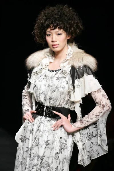 Model Pozuje Podczas Pokazu Mody Charfen Chiny Fashion Week Jesień — Zdjęcie stockowe