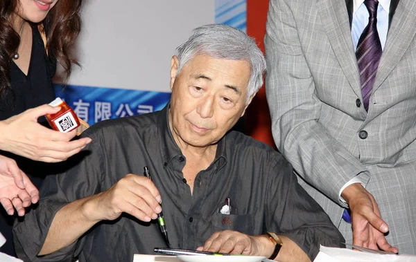 Японский Писатель Дзюнъити Ватанабэ Знаками Поклонников Время Подписания Книги Поддержку — стоковое фото