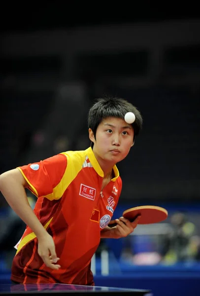 Chinas Guo Yue Serve Contra Sueco Jonsson Carine Durante Campeonato — Fotografia de Stock