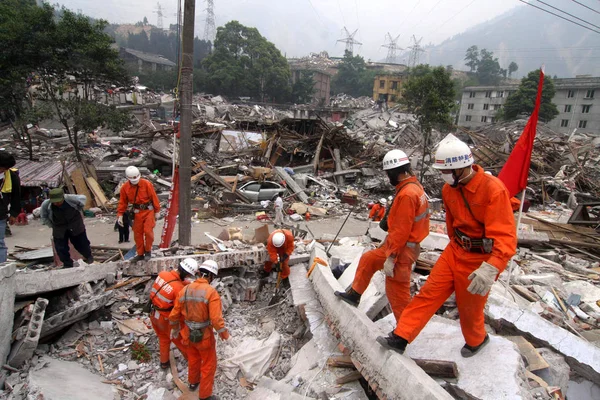 Trabajadores Chinos Rescate Buscan Víctimas Potenciales Sobrevivientes Las Ruinas Casas —  Fotos de Stock