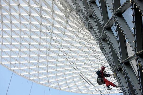 Китайський Працівник Перевіряє Індикатори Встановлені Виставці Expo Sun Valley Сайті — стокове фото