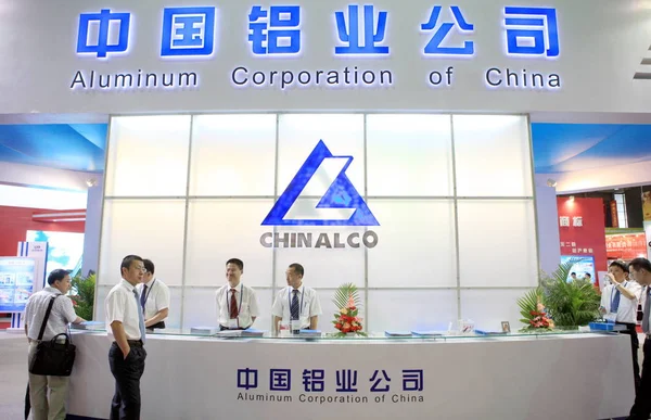 Ludzie Postrzegane Stoisku Aluminium Corporation China Znany Jako Chinalco Spółka — Zdjęcie stockowe