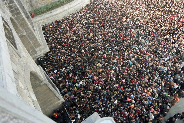 Tömegek Turisták Napközben Henan Kulturális Örökség Longmen Barlangok Luoyang Város — Stock Fotó