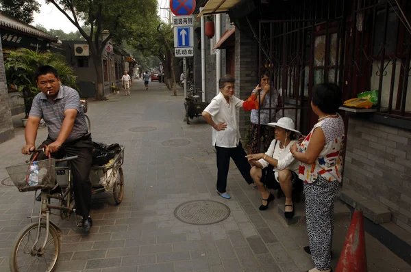 Miejscowi Mieszkańcy Rozmawiaj Alei Nanluogu Xiang Pekinie Lipca 2008 — Zdjęcie stockowe