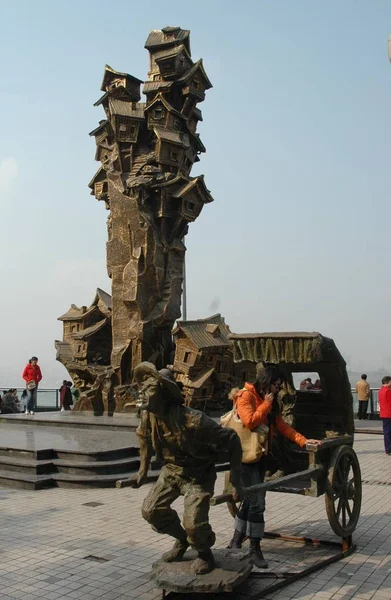 2007年1月9日 位于重庆市西南渝中区苍柏路的重庆市典型古建筑 落腿房屋 雕塑由科学院院长郭玄昌设计 — 图库照片