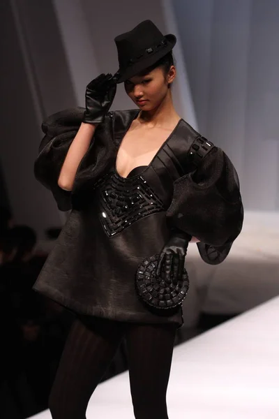 Een Model Optochten Aimer Chinese Mode Huis Invitational Wedstrijd Die — Stockfoto