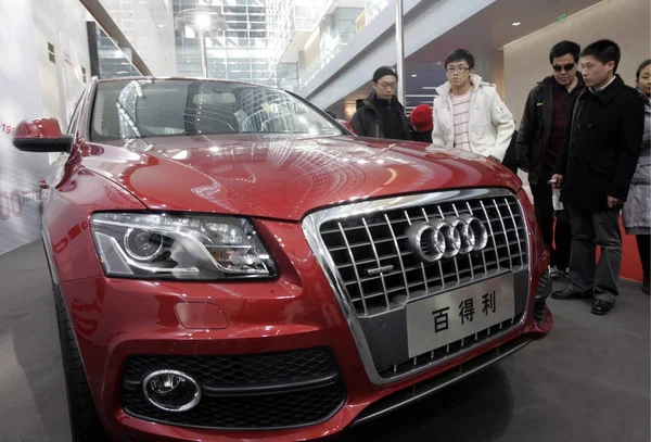 Ziyaretçiler Pekin Bir Auto Show Sırasında Bir Audi Araba Bakmak — Stok fotoğraf