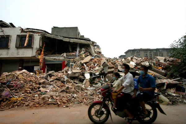 Motociclistas Chinos Pasan Por Las Ruinas Las Casas Que Derrumbaron —  Fotos de Stock