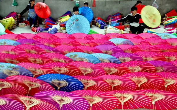 Trabajadores Chinos Revisan Sombrillas Papel Una Fábrica Sombrillas Condado Wuyuan — Foto de Stock