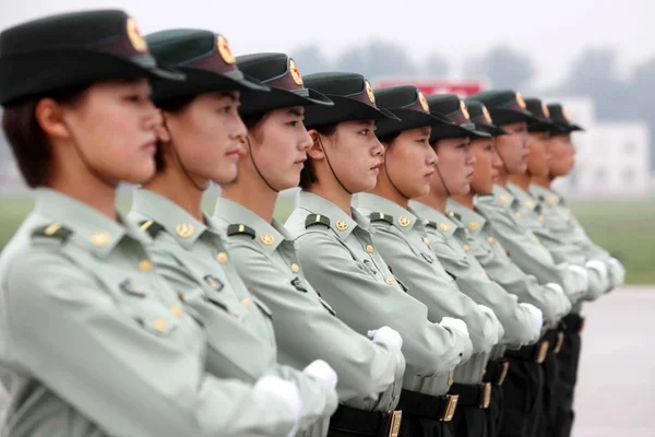 Des Femmes Soldats Apl Chinoises Entraînent Lors Défilé Militaire Village — Photo