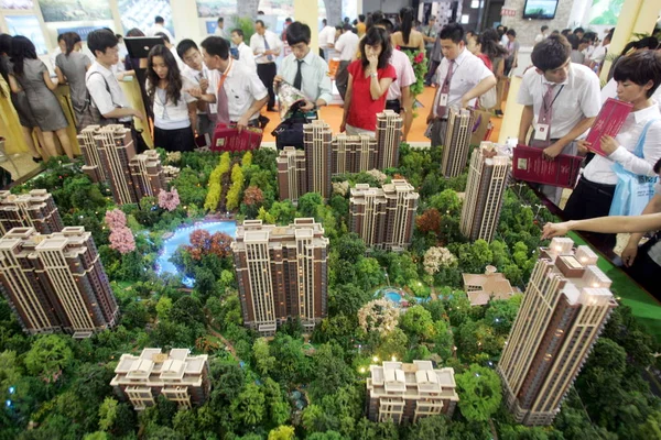 Les Visiteurs Chinois Regardent Les Immeubles Appartements Modèles Projet Immobilier — Photo