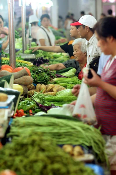 Residenti Locali Acquistano Verdure Supermercato Shanghai Luglio 2007 — Foto Stock