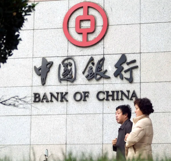 Des Passants Chinois Passent Devant Une Succursale Banque Chine Boc — Photo