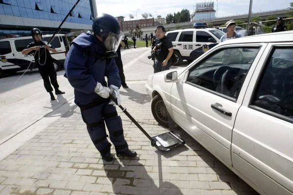 Офицер Китайской Полиции Проверяет Машину Время Учений Здания Суда Олимпийской — стоковое фото