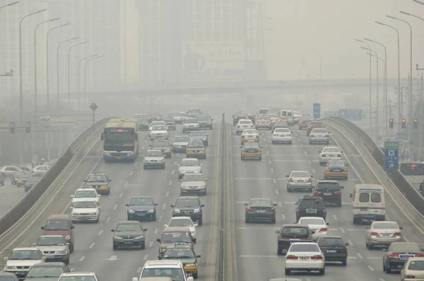 Multidões Carros Ônibus São Vistos Smog Rua Pequim Janeiro 2008 — Fotografia de Stock