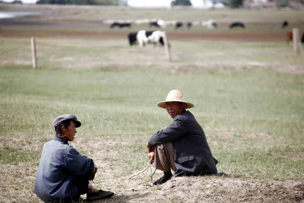 Chinesische Bauern Sitzen Während Einer Dürre Rande Der Stadt Zhangjiakou — Stockfoto