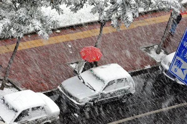 Autók Látták Fedezi Egy Erős Havazás Pekingben Kínában Vasárnap November — Stock Fotó