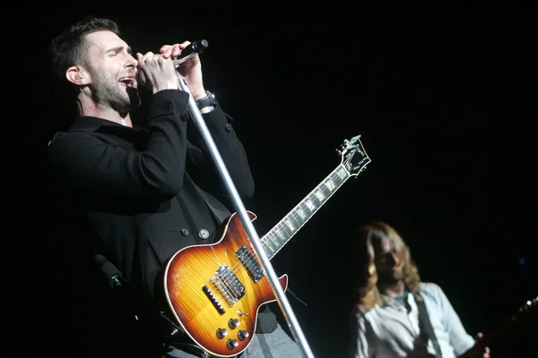 Lead Zanger Adam Levine Voorzijde Bassist Mickey Madden Van Amerikaanse — Stockfoto