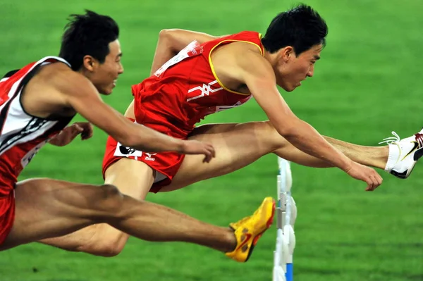 2009年10月25日 上海的刘翔 中国人民解放军 Pla 的纪伟 参加了在中国东部山东省济南市举行的第十一届全国运动会男子110米跨栏决赛 — 图库照片