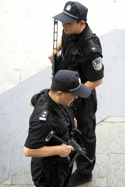 Policiais Chineses Armados Patrulham Estação Ferroviária Oeste Pequim Julho 2008 — Fotografia de Stock