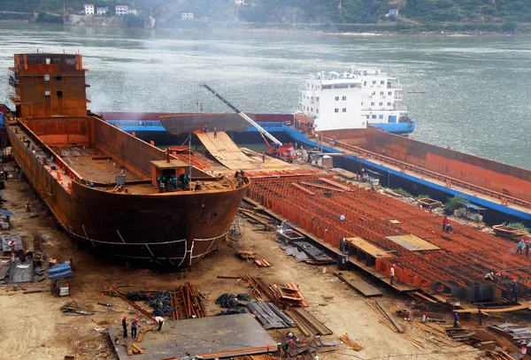 Trabajadores Chinos Son Vistos Construyendo Barcos Astillero Orilla Del Río — Foto de Stock