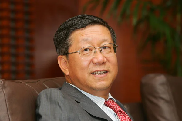 エバーブライト証券のタン シュアンニン会長は 2009年8月18日 上海のルジアズイ金融エリアでエバーブライト証券株式の取引開始を記念する式典で見られます — ストック写真