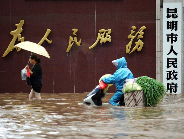 Chinesische Bürger Passieren Das Tor Der Stadtregierung Kunming Auf Einer — Stockfoto