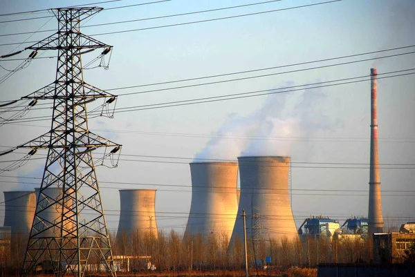 Vapor Humo Emiten Desde Torres Enfriamiento Chimeneas Una Central Eléctrica — Foto de Stock