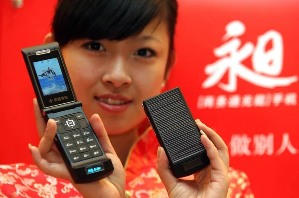 Chinese Showgirl Displays Two Solar Power Mobile Phones Made Chinese — Stock Photo, Image