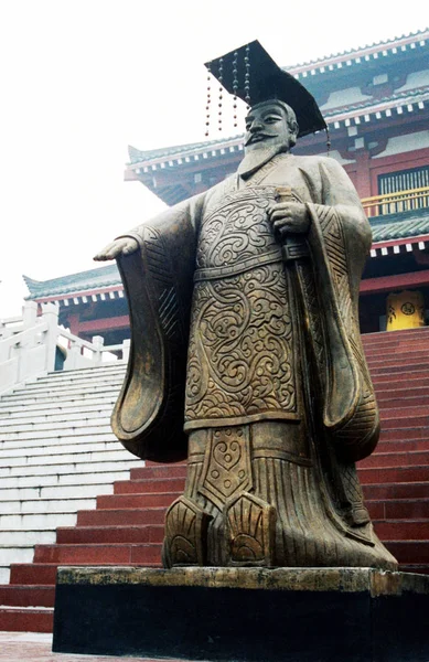 Vista Una Estatua Del Emperador Qin Shihuang Frente Palacio Del — Foto de Stock