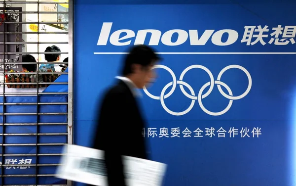 Hombre Chino Pasa Por Delante Anuncio Lenovo Xiamen Sureste Provincia — Foto de Stock