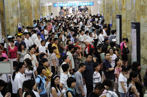 Utasok Földalatti Vonatok Pekingben Metró Állomáson Várni 2008 Július — Stock Fotó