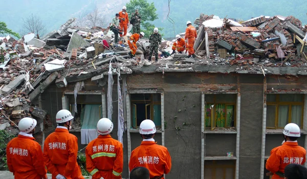 Chinese Rescue Workers Clear Away Debris Search Potential Survivors Ruins — Stock Photo, Image