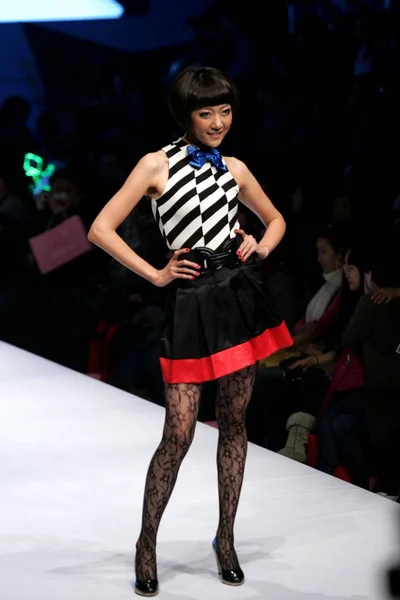 Chinese Model Parades Beijing Girl Fashion Show China Fashion Week — Stock Photo, Image