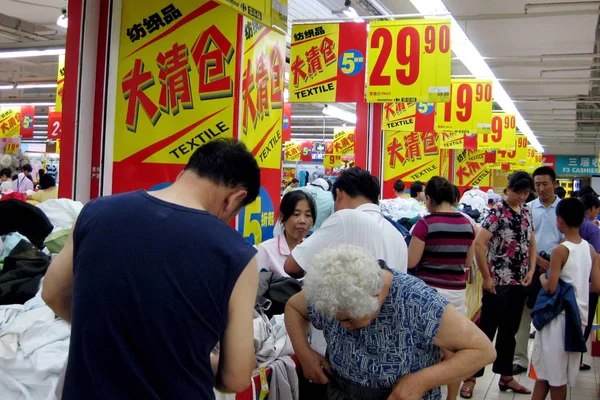 Arkiv Kinesiska Shoppare Köpa Produkter Till Försäljning Befordran Stormarknad Peking — Stockfoto