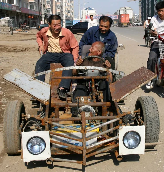 Zhang Jinduo Ans Conduit Deux Fermiers Chinois Avec Voiture Course — Photo