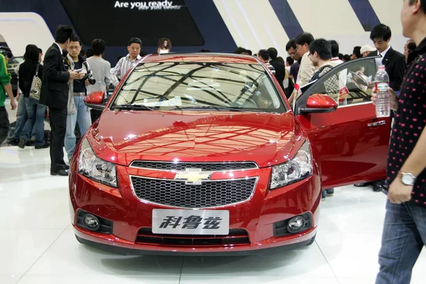 Visitors Look Chevrolet Cruze Manufactured Shanghai Joint Venture General Motors — Stock Photo, Image
