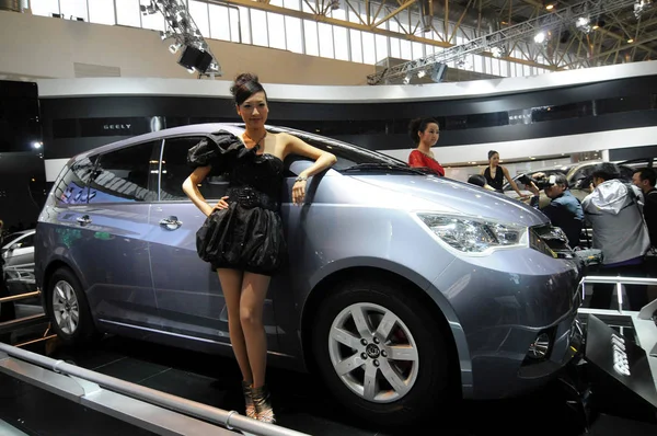 Los Modelos Posan Con Una Geely Durante Feria Automóviles Auto — Foto de Stock