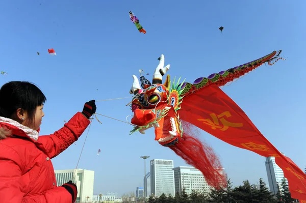 Una Joven China Vuela Cometa Dragón Para Celebrar Año Nuevo — Foto de Stock