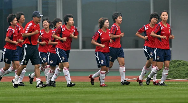 2008年7月14日 中国国家女子足球队队员在河北省北部秦皇岛市参加训练 — 图库照片