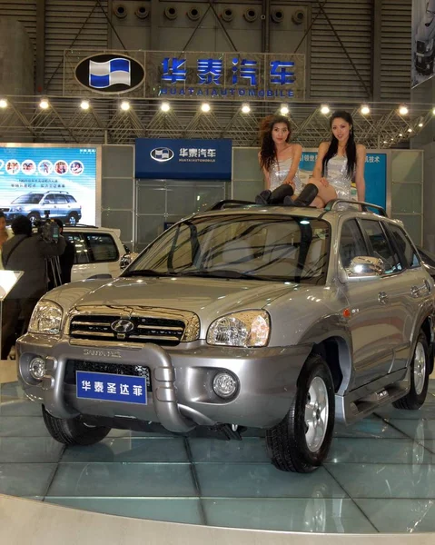 Modellen Poseren Een Santa Door Huatai Automobiel Bij Auto Shanghai — Stockfoto