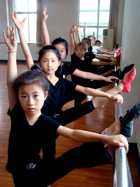 Les Jeunes Filles Chinoises Apprennent Danser Dans Centre Activités Juvéniles — Photo