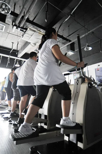 Weifang Şehirde Bir Fitness Merkezinde Bir Kilo Azaltma Yaz Kampı — Stok fotoğraf