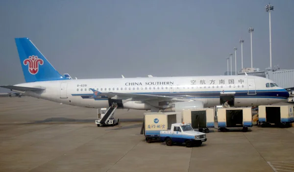Tekintettel China Southern Airlines Sík Egy Repülőtéren Sanghajban Október 2007 — Stock Fotó