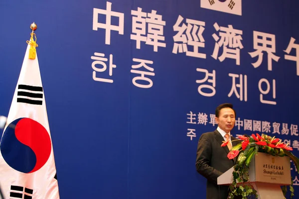 Sydkoreas President Lee Myung Bak Talar Lunch Peking Maj 2008 — Stockfoto