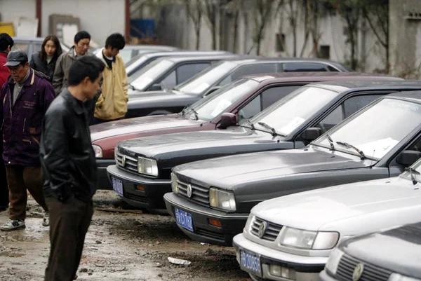 Çinli Alıcılar Şangay Bir Otomobil Pazarında Ikinci Araba Bakmak Çin — Stok fotoğraf