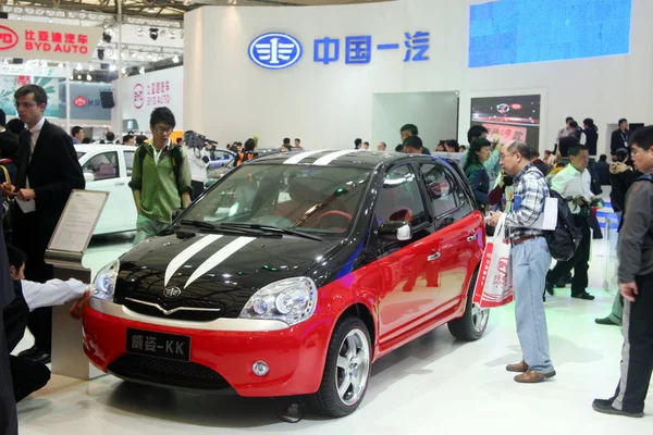 Visitors Look Faw Weizi 13Th Shanghai International Automobile Industry Exhibition — Stock Photo, Image