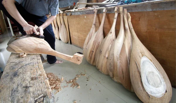 2009年8月7日 40岁的工匠蔡冬鹏在中国东南部福建省晋江市安海镇的作坊里打磨一个南洋皮帕 — 图库照片